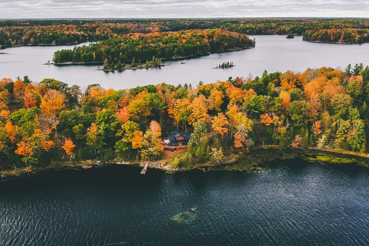 The Best Airbnbs for Enjoying Fall Foliage, From Vermont to Colorado